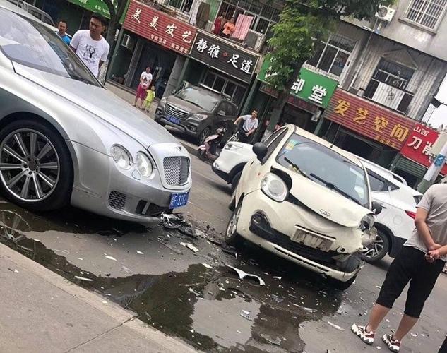 外烟机送餐员车撞宾利车(外烟机送餐员车撞宾利车怎么处理)